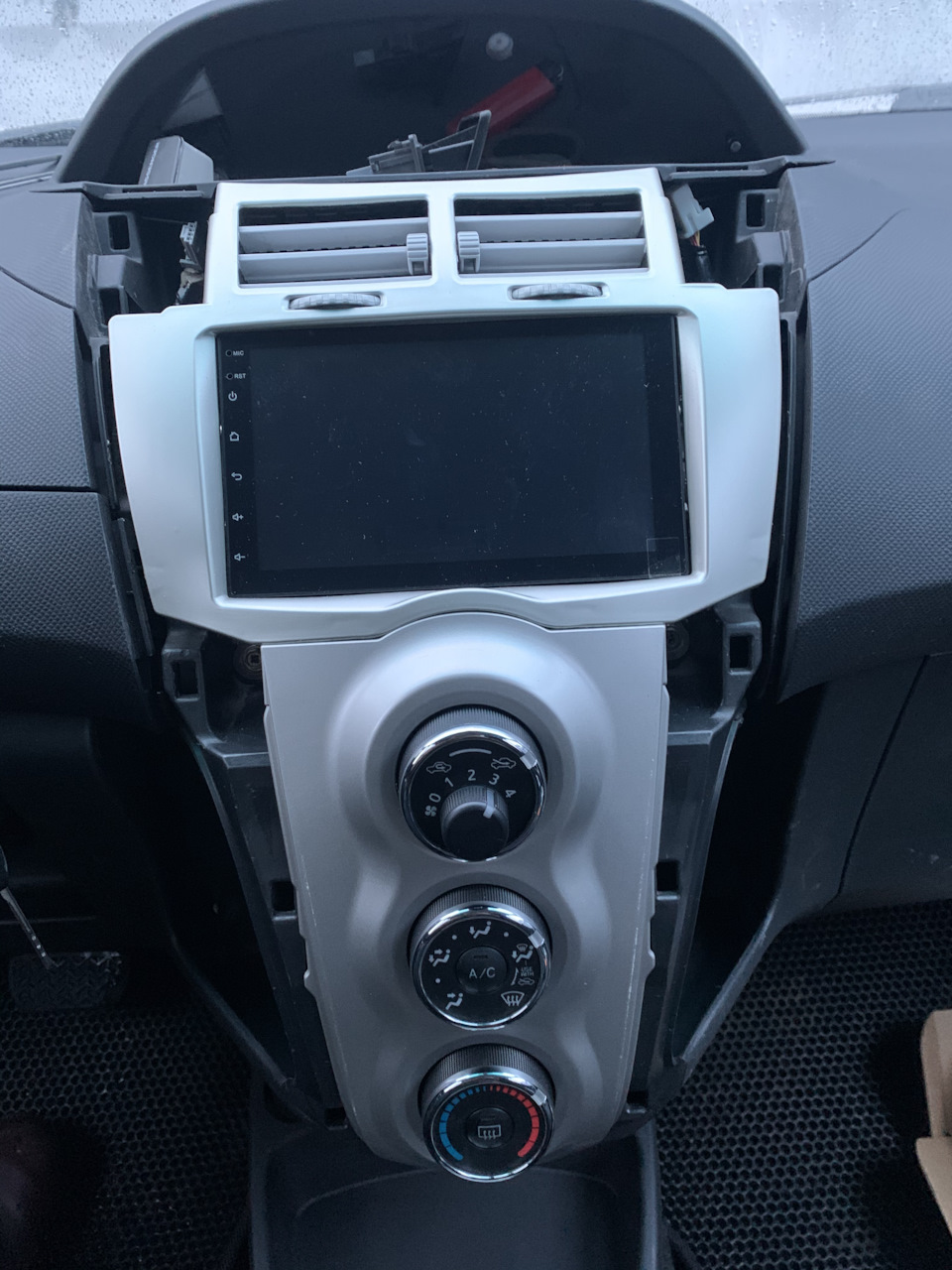 Устанавливаем новую рамку и консоль печки — Toyota Yaris (p2)