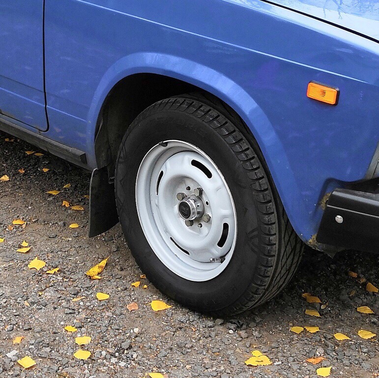 Диаметр колеса жигули r13. Резина ваз 2101. Ваз 2107 шины r13. Размер колес ваз 2107. Диск ваз 2107 r13 штампованный.