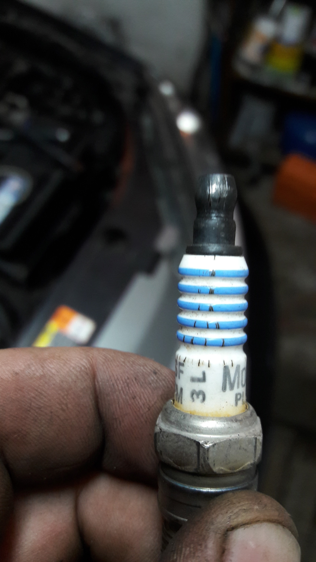 Нагар на изоляторе свечи зажигания. Керамический изолятор свечи зажигания змз 513. Scania изолятор свечи резиновый. Кольцо на изоляторе свечи. Кольцо на изоляторе свечи.