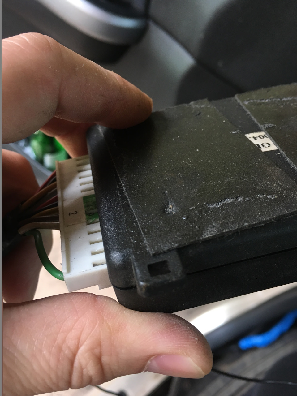 На штекер давило пластиковое ухо — Suzuki Grand Vitara (2G)