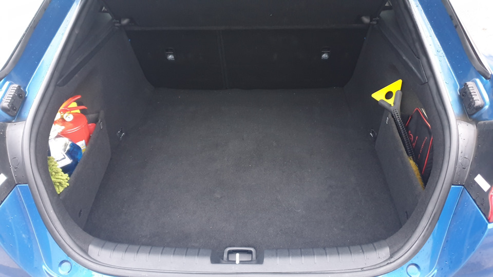 вот так выглядит то же количество барахла с органайзерами — KIA Stinger