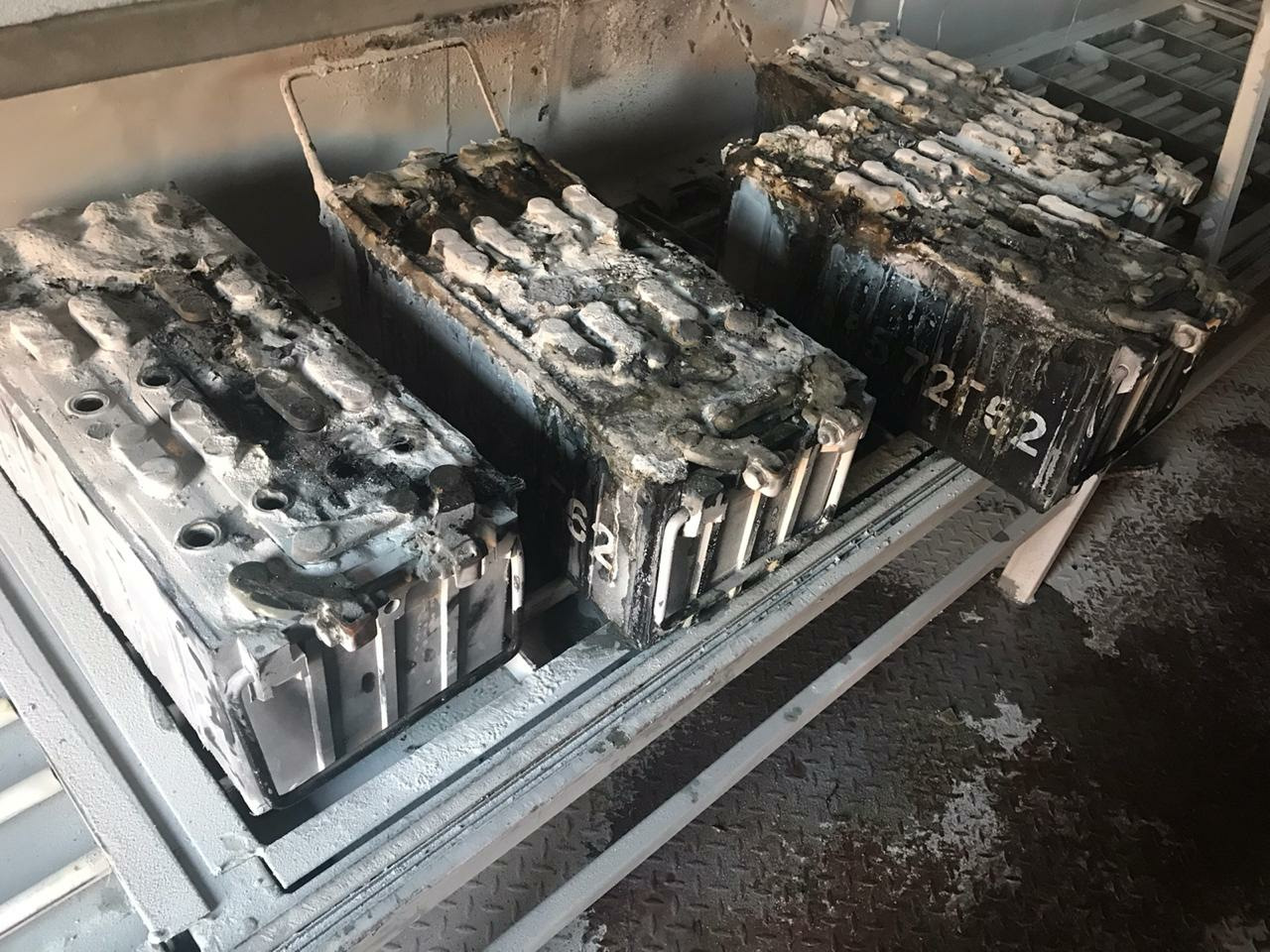 Айфон сгорел. Расплавленный ноутбук. Сгоревший аккумулятор. Редми 9а взорванный. Сгорел смартфон.