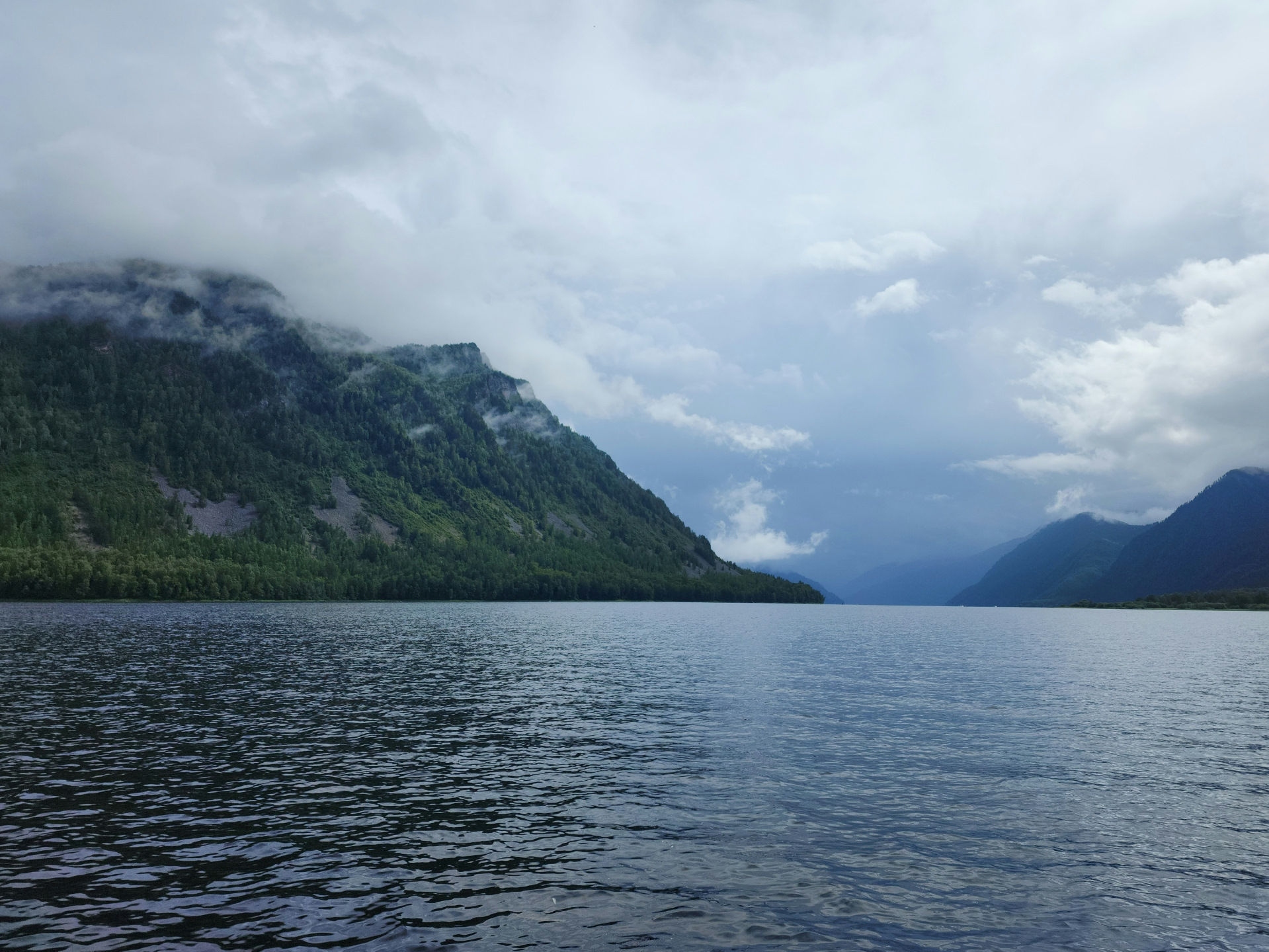 Артыбаш горнолыжка. Телецкое озеро алтай. Жемчужина телецкое озеро. Телецкое озеро алтай вилладж. Телецкое озеро горнолыжный комплекс.