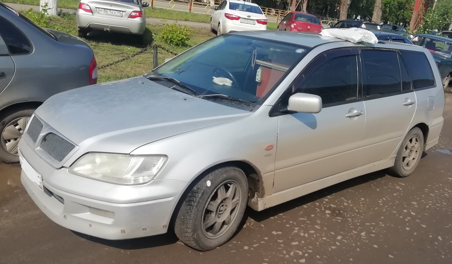 Lancer cedia 1.8. Митсубиси цедия 2004. Митсубиси Лансер 2001 года. Mitsubishi Lancer Cedia 2001. Mitsubishi Lancer Cedia 2001 год.