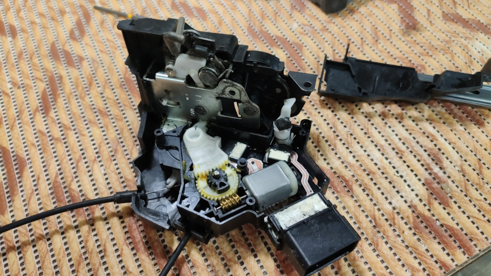 Разборка водительского замка двери. Вопрос. — Mazda 3 (1G) BK, 1,6 л ...