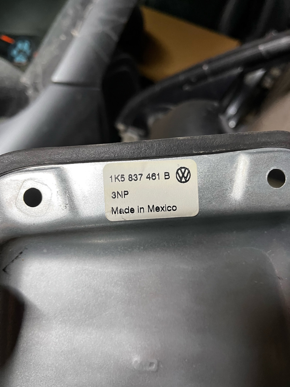 Штатная крышка моторчика стеклоподъёмника — Volkswagen Jetta V