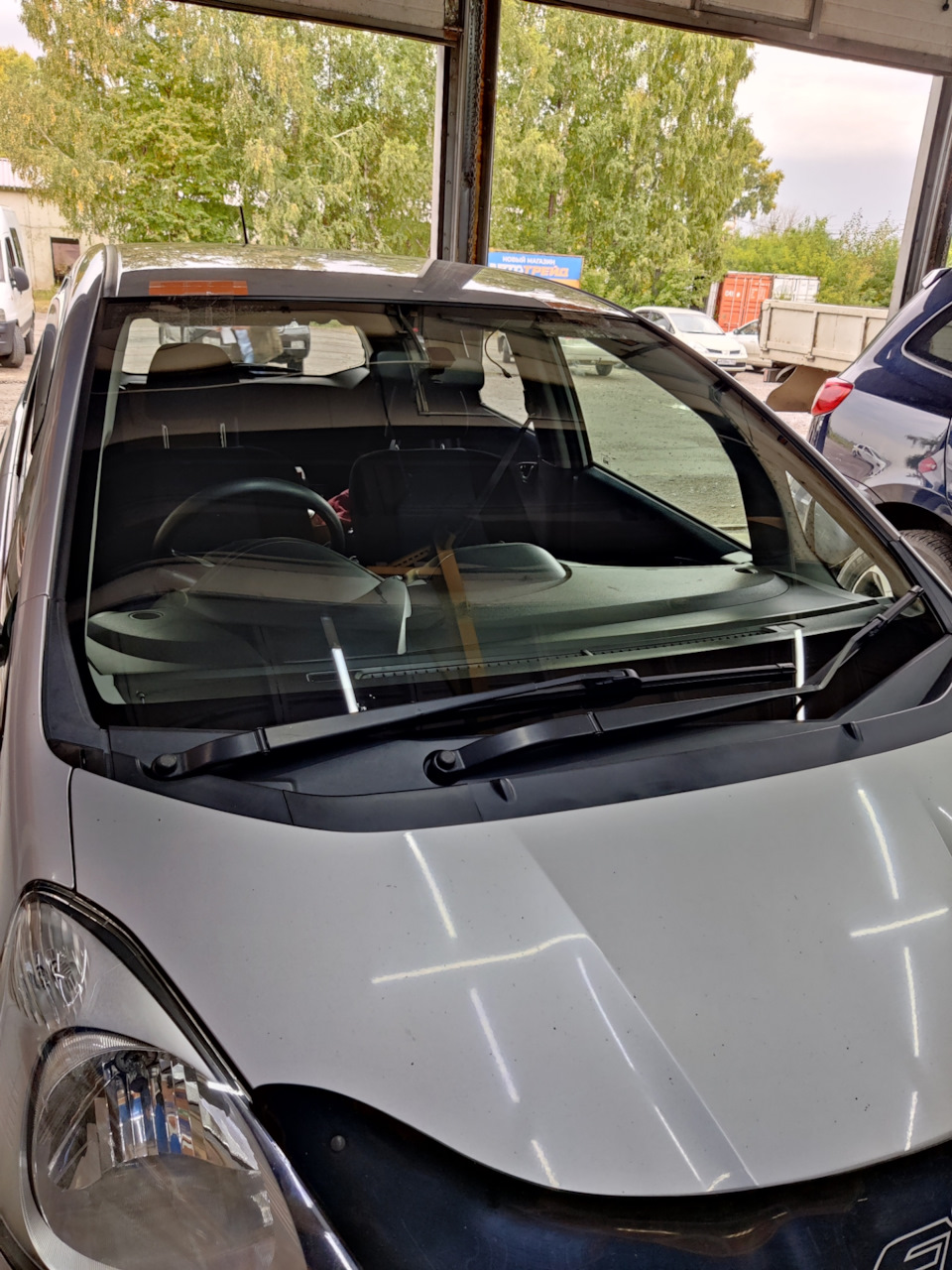Замена ветрового стекла — Honda Fit (2G), 1,3 л, 2009 года | поломка ...