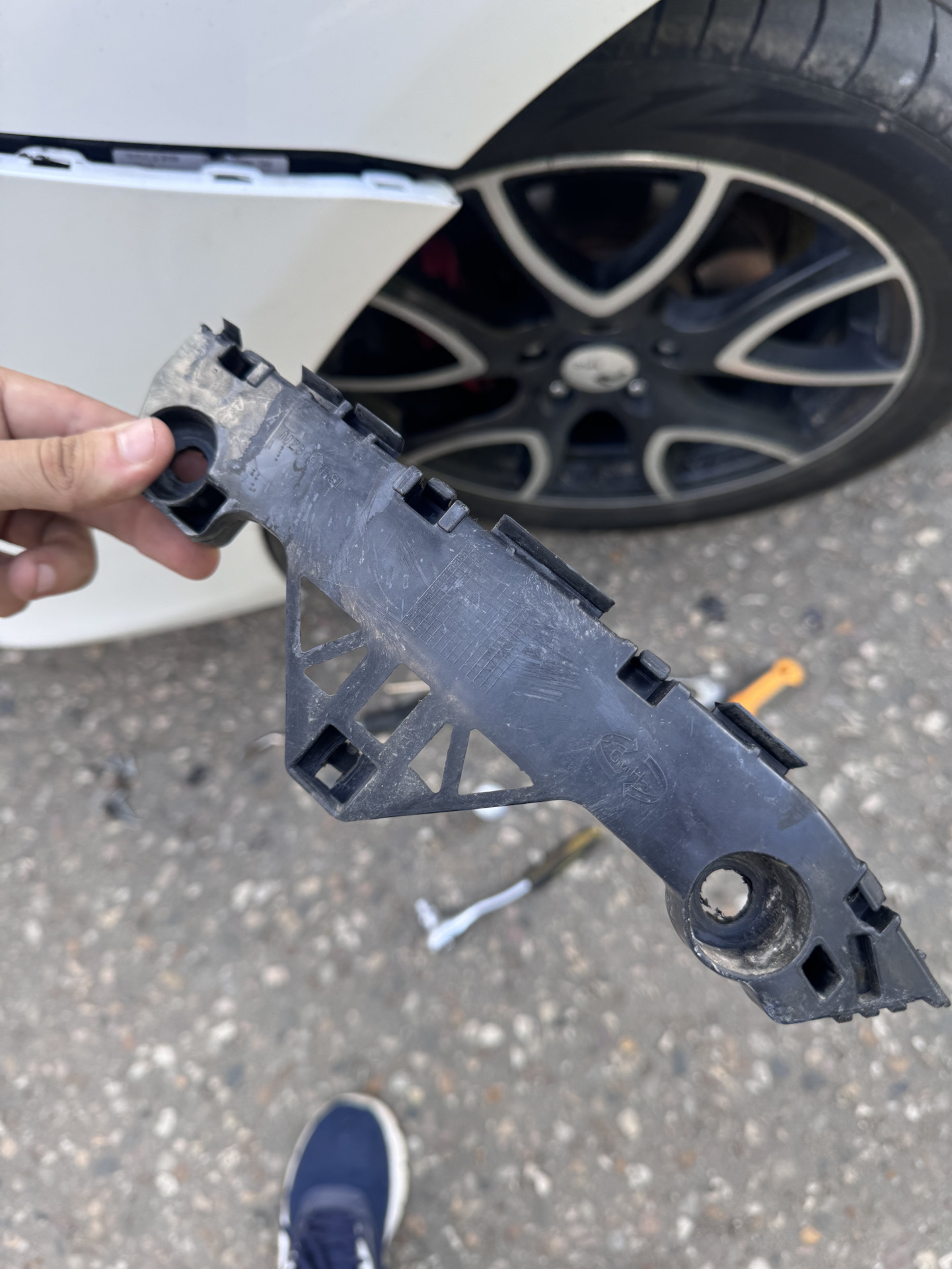 Замена кронштейнов бампера — Mazda 3 (2G) BL, 1,6 л, 2011 года ...