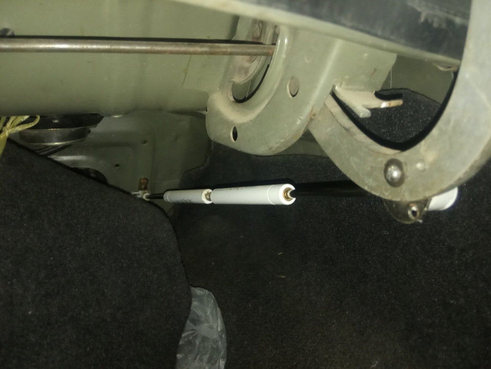 Газовый амартизатор установили в багажник нексию — Lada 21099, 1,5 л ...