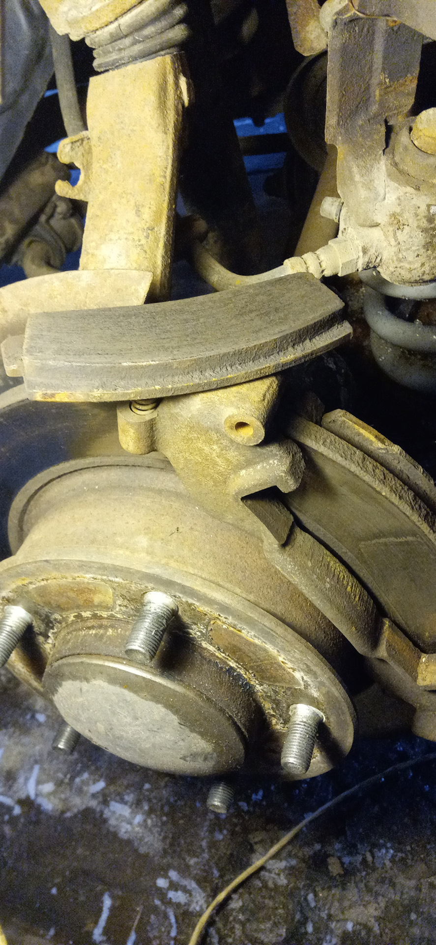 Замена передних тормозных колодок на Ниве — Chevrolet Niva, 1,7 л, 2005 ...