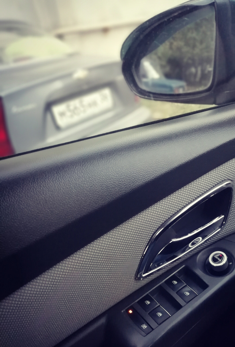 Левая — Chevrolet Cruze (1G)