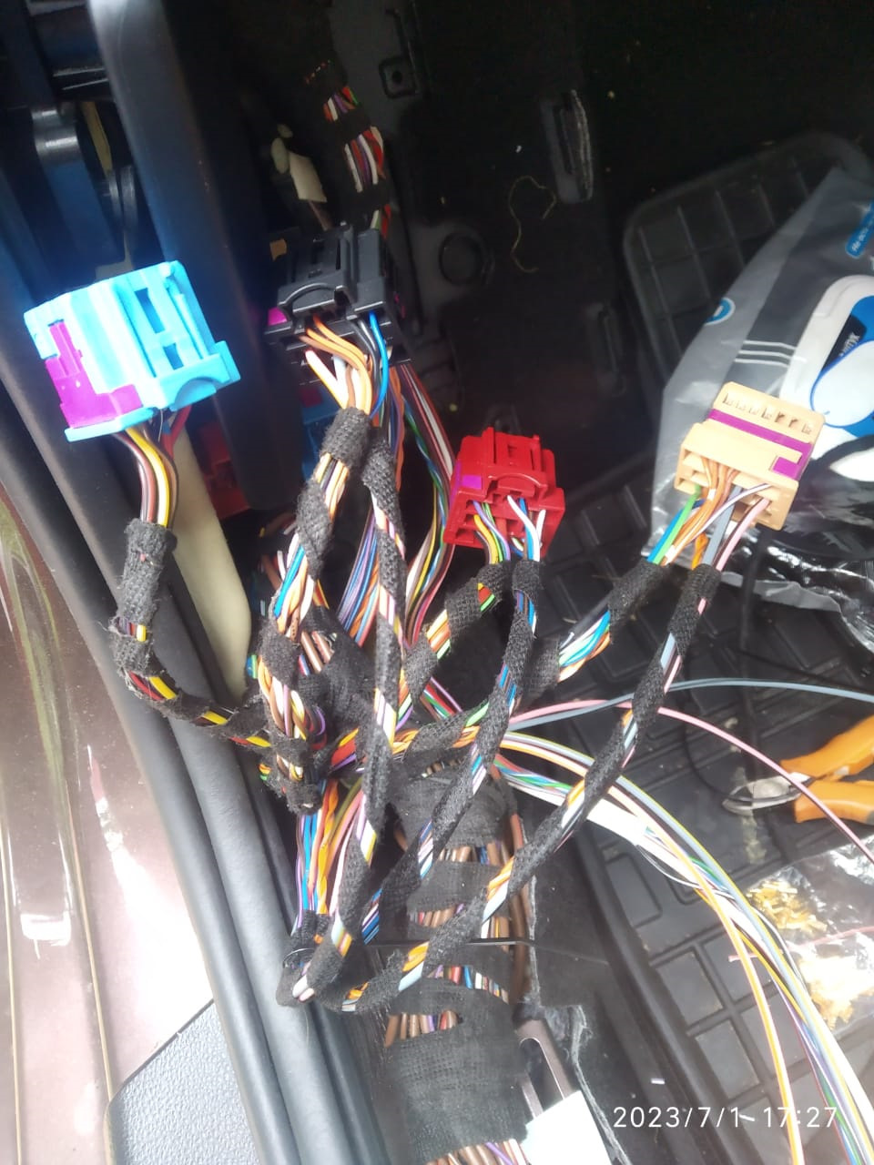 проводку под капот прерывал в штатных разьемах. Для электроручника использовал просто свободные пины <img src= — Skoda Octavia A7 Mk3