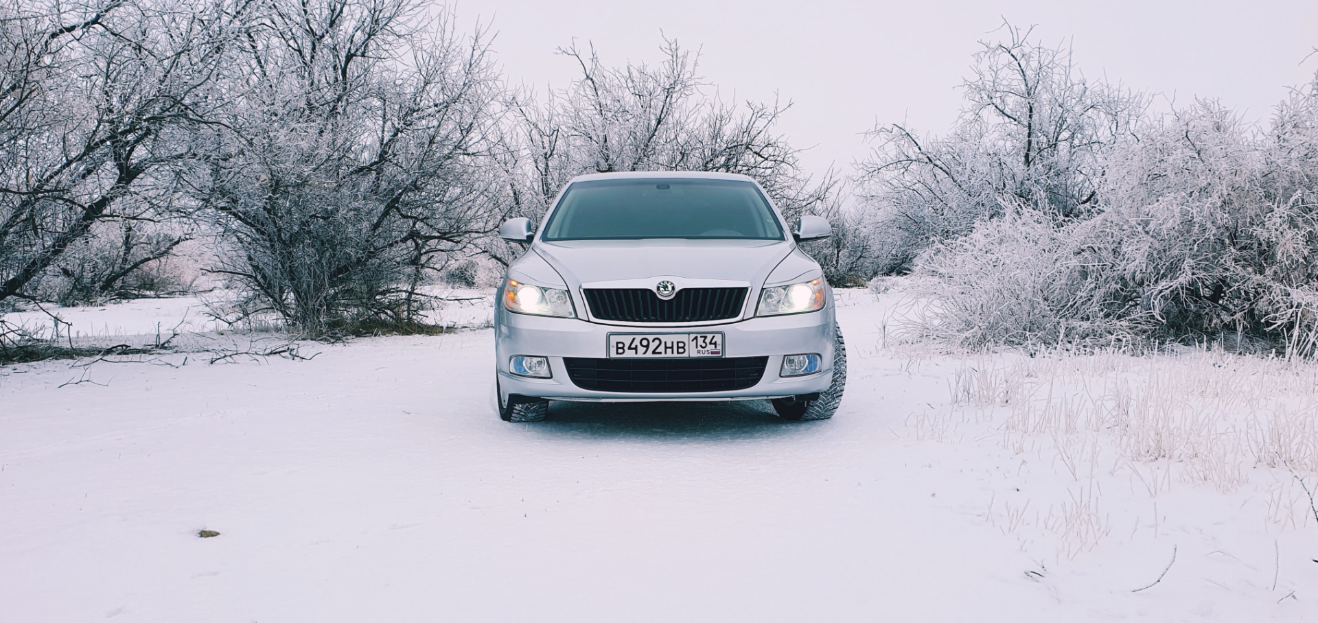 Шкода холодно. Шкода зимой. Шкода на зимних дорогах. Авто 2008 зима. Фотосессия зимой с машиной Шкода Октавия.