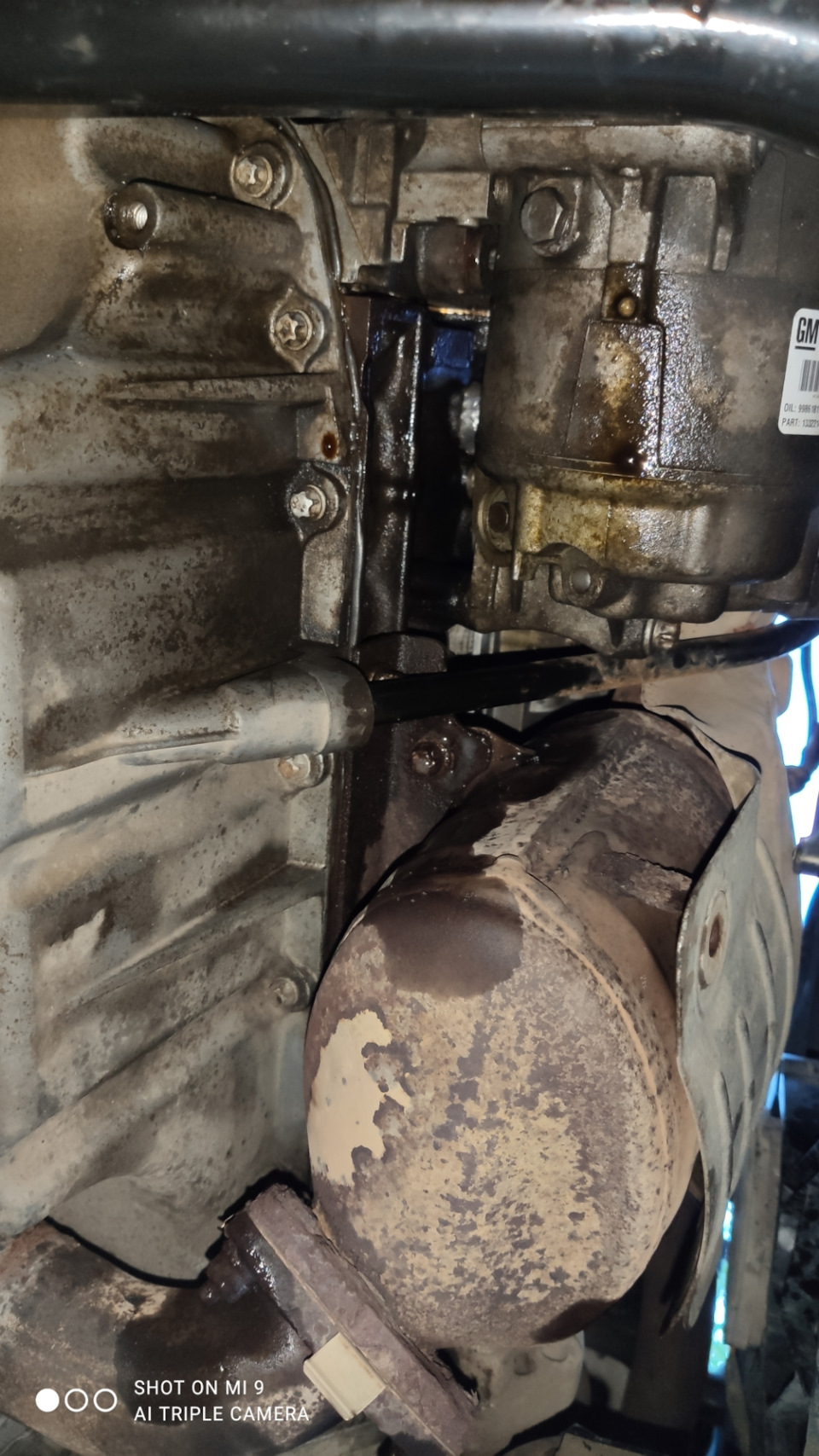 Вот такие потеки обнаружил, надеялся сначало что это от сальников р-р — Opel Astra H