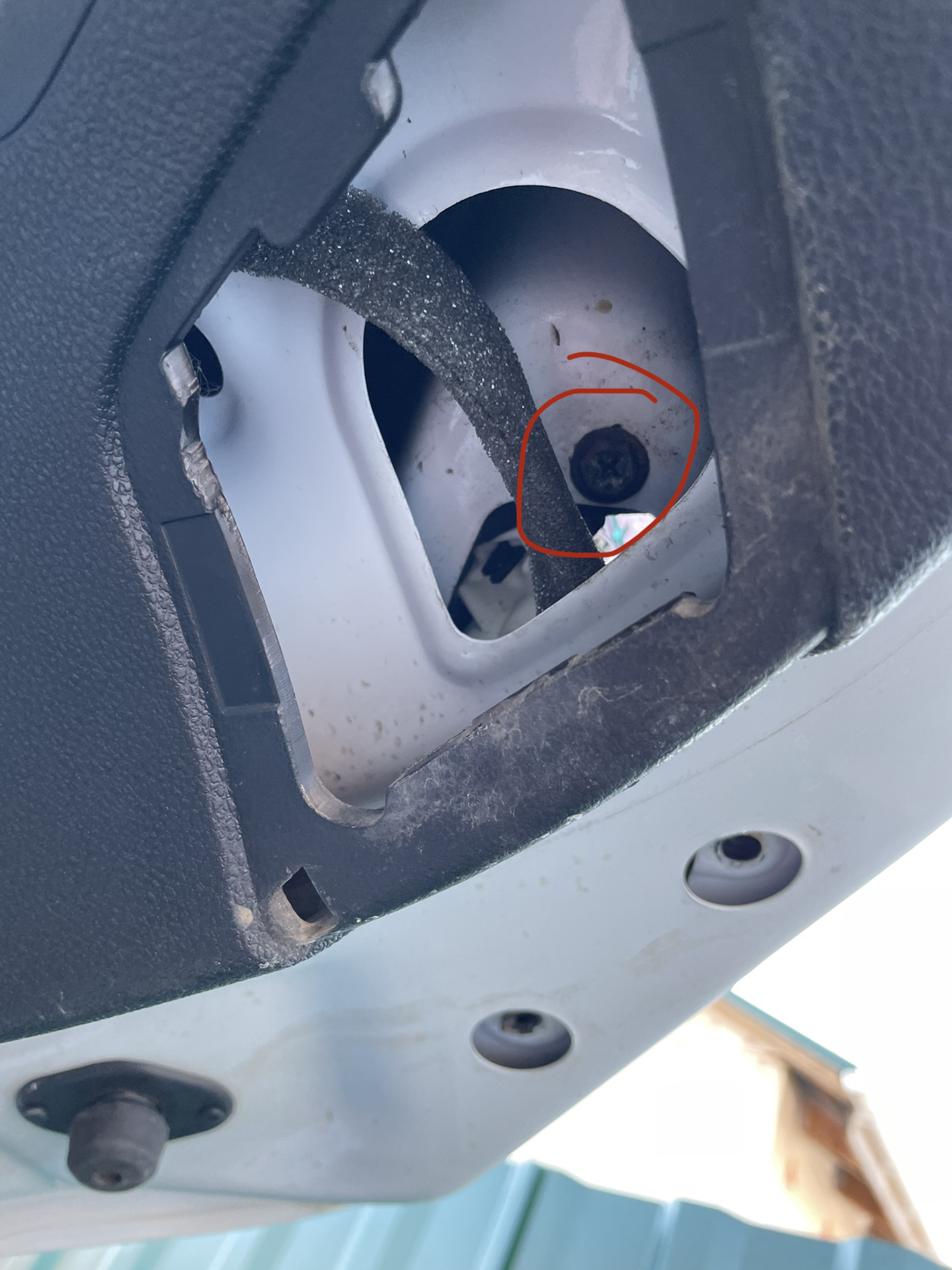 Замена габарита на крышке багажника — Opel Astra J, 1,6 л, 2011 года ...