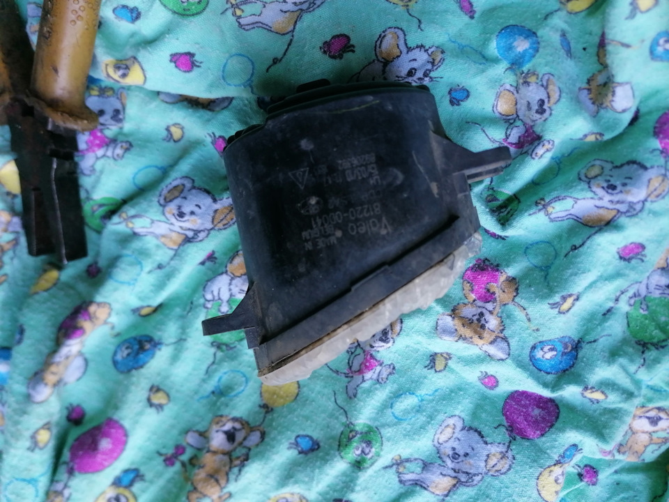 4. Замена стекла противотуманки — Toyota Corolla (140/150), 1,6 л ...