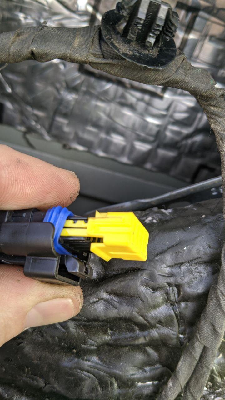 Родной коннектор разобрал аккуратно и к контактам подключился — Renault Fluence