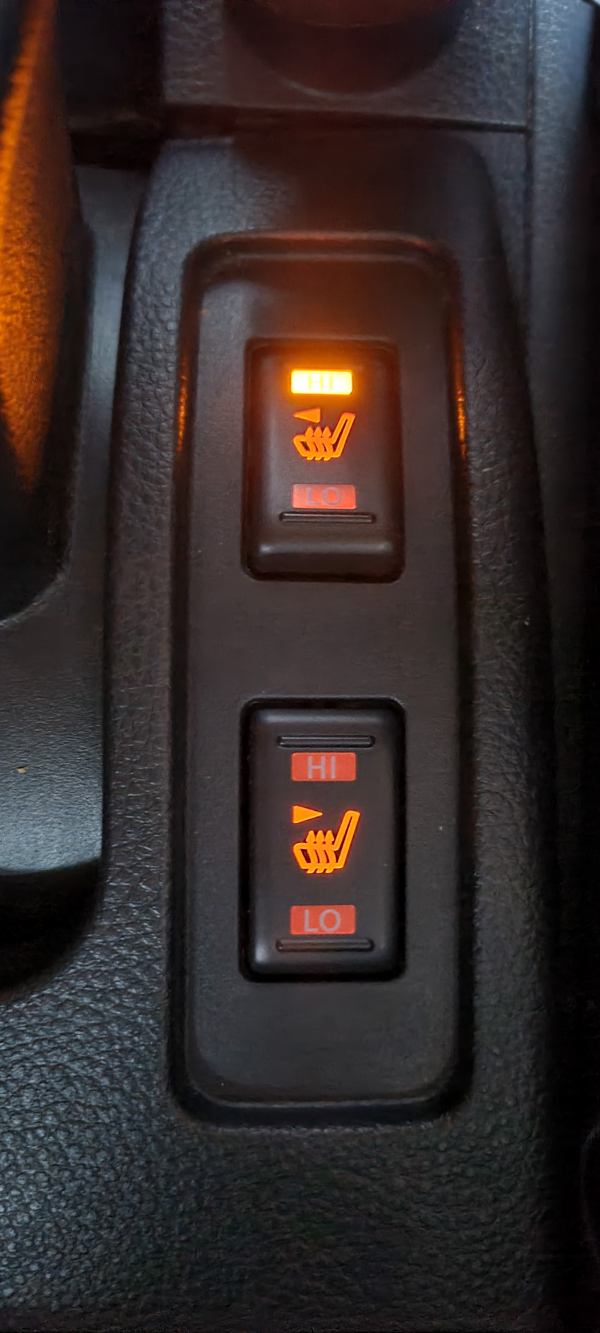 Замена кнопок обогрева сидений на рестайлинг — Nissan Tiida (1G), 1,6 л ...