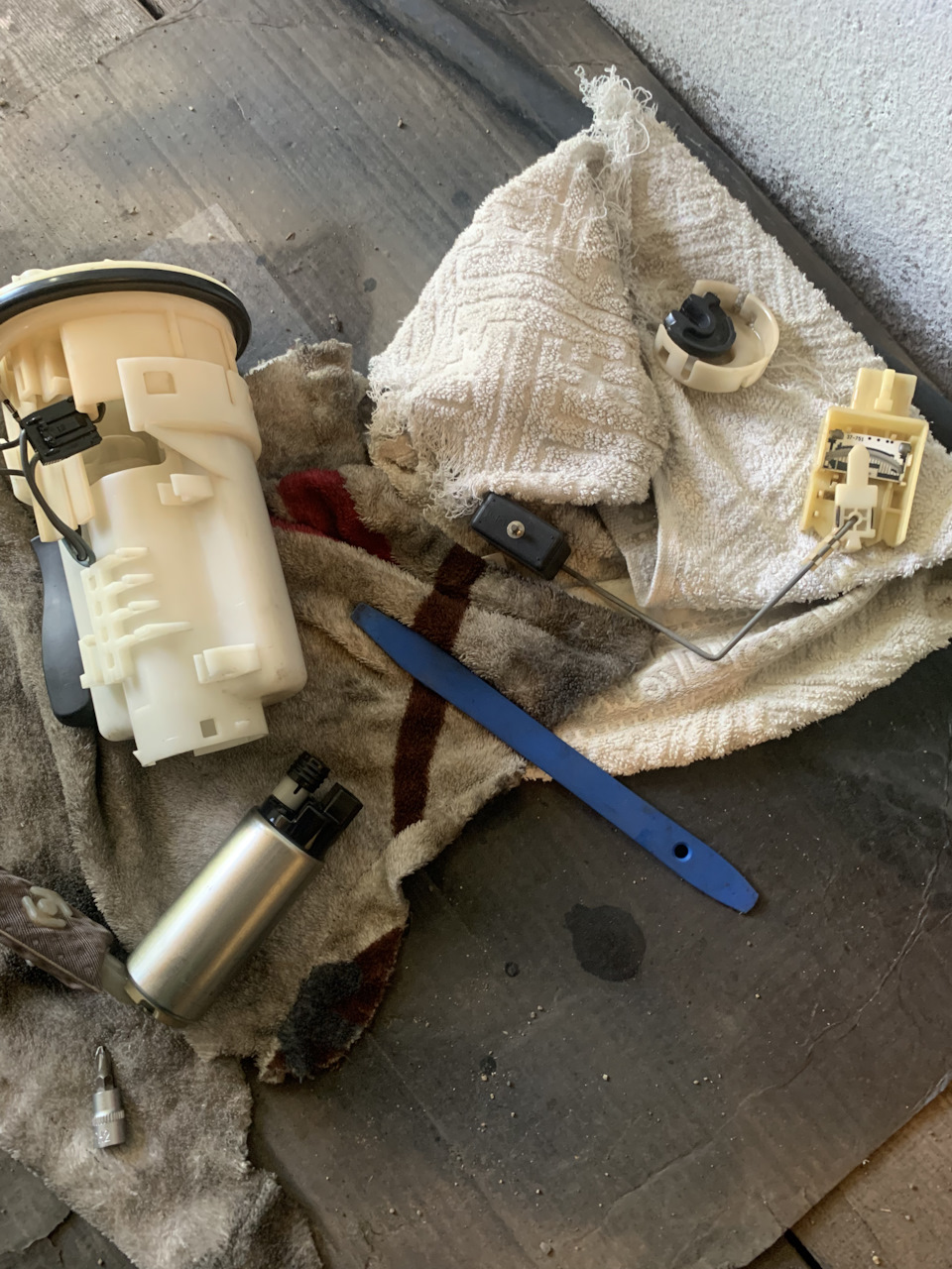 Дальше снял фишку с самого насоса плоской отверточкой, и вытаскиваем насос, затем уже снял верхнюю крышку — Toyota Allion (T240)