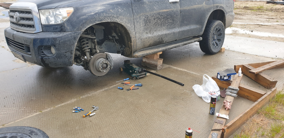 Замена тормозных колодок на передних тормозах — Toyota Sequoia (2G), 5 ...