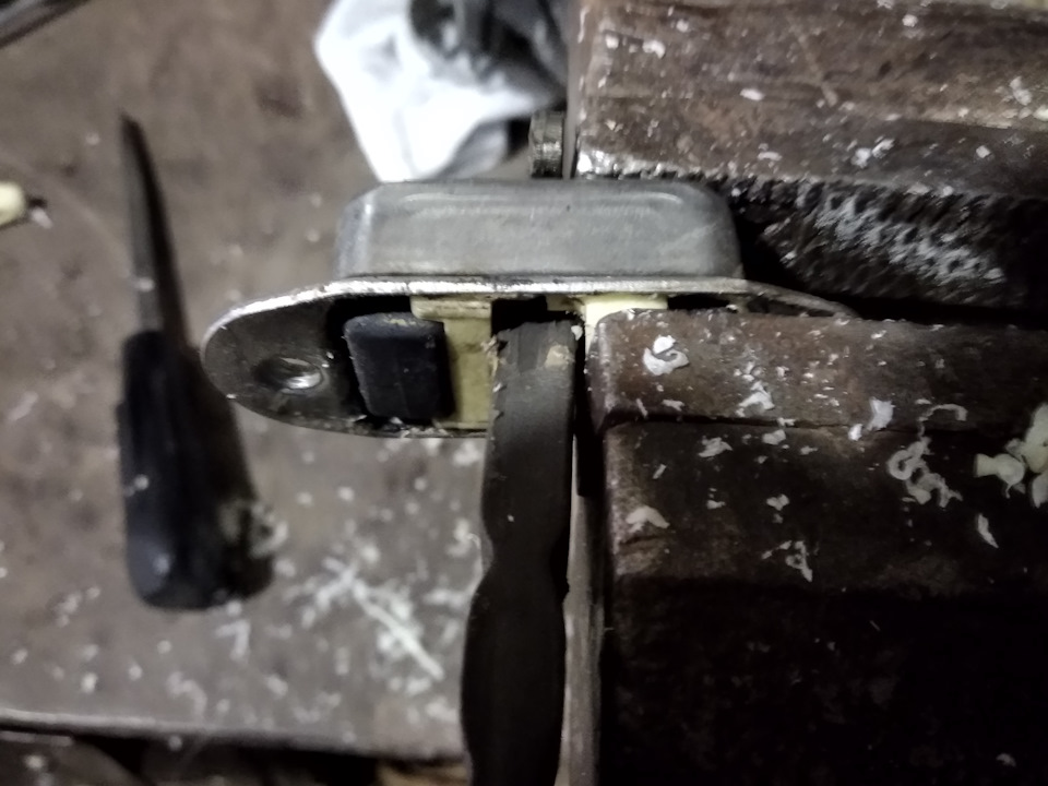 Тисками допрессовываем в плоскость — Toyota Corolla (160)