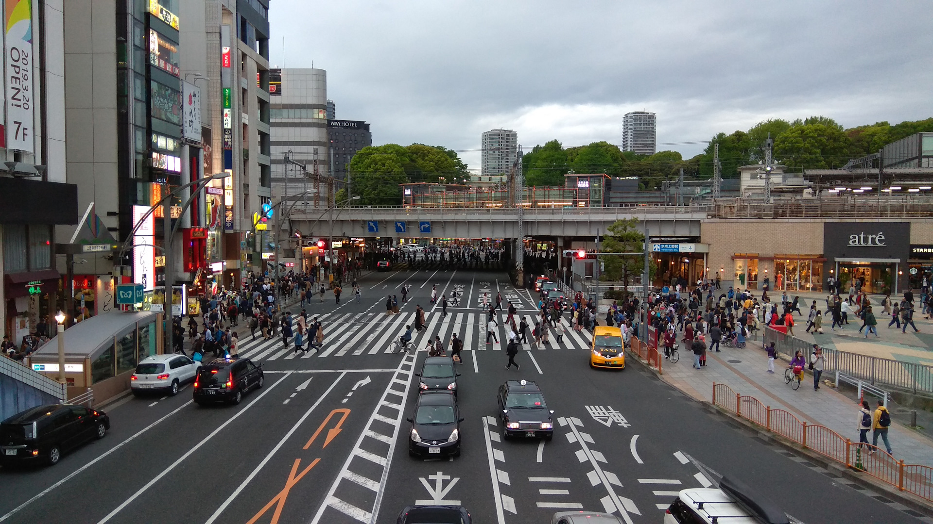 Хотя трафик. Сибуйский перекрёсток Токио Япония. 24 Округ Токио. Самый оживленный перекресток в Токио. Токио пешеходы.