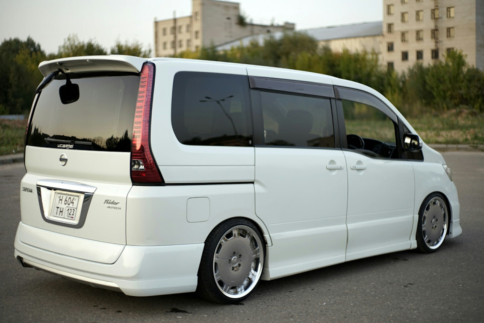 Ниссан серена стабилизатор. Nissan Serena 2008. Ниссан Серена 2008.