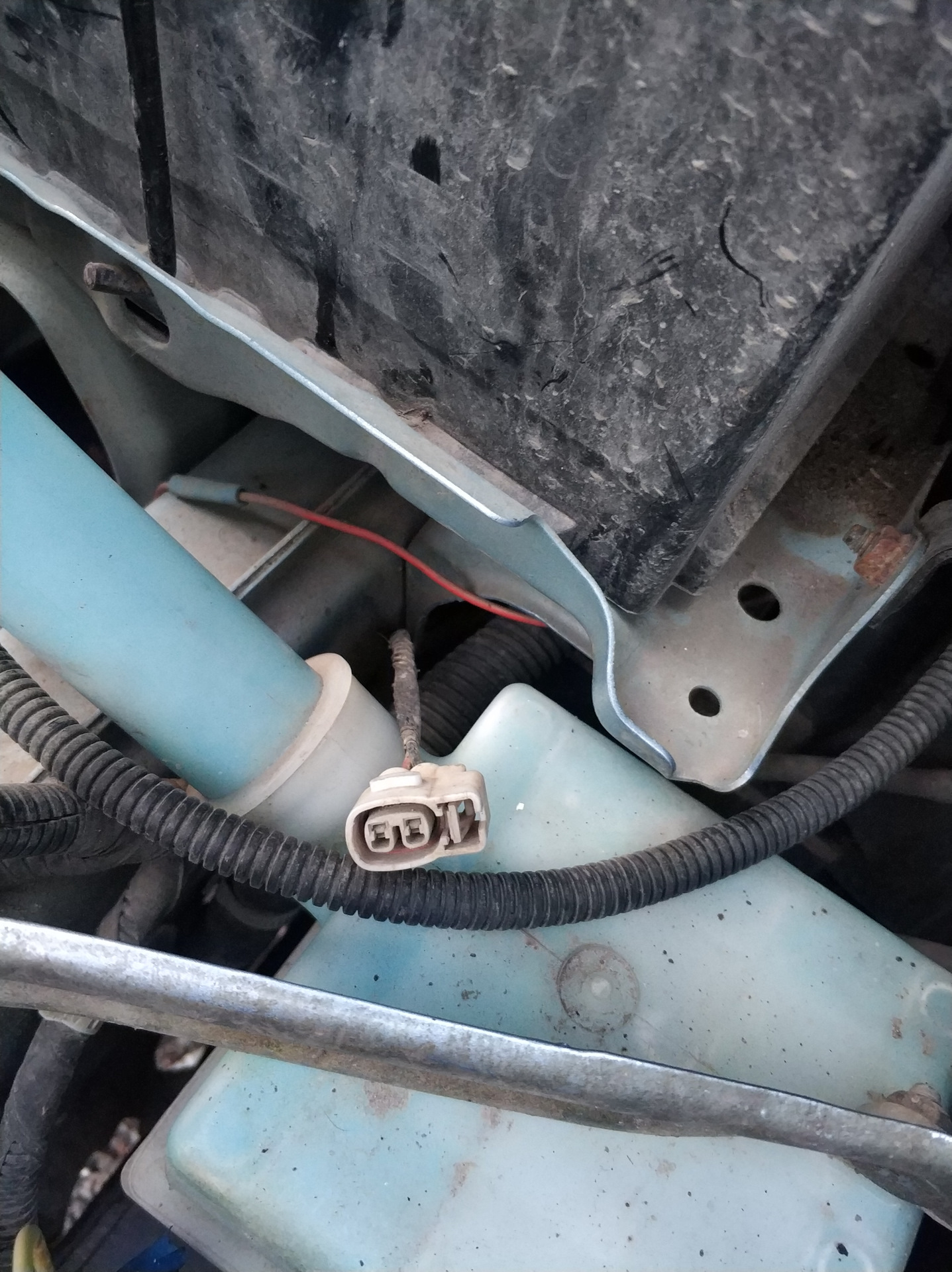 Не работает омыватель лобового стекла лачетти. Насос омывателя лагуна 2. Фишка разъема стеклоомывателя шевроле лачетти. Уголок шланга омывателя лачетти. Шланг омывателя лачетти.