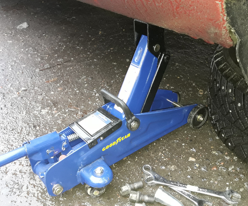 Замена задних тормозных дисков и колодок на автомобиле шкода рапид ...