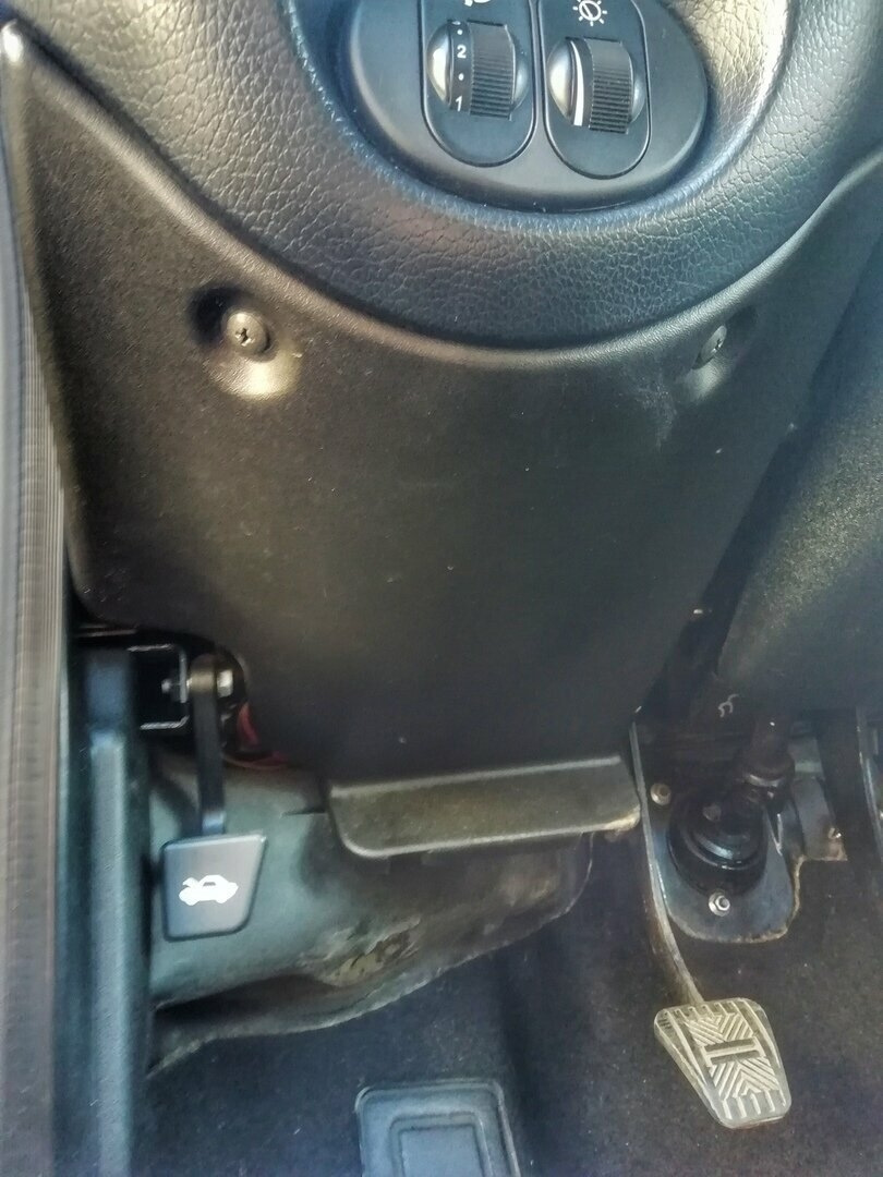 Крышка блока предохранителей. — Lada Niva Travel