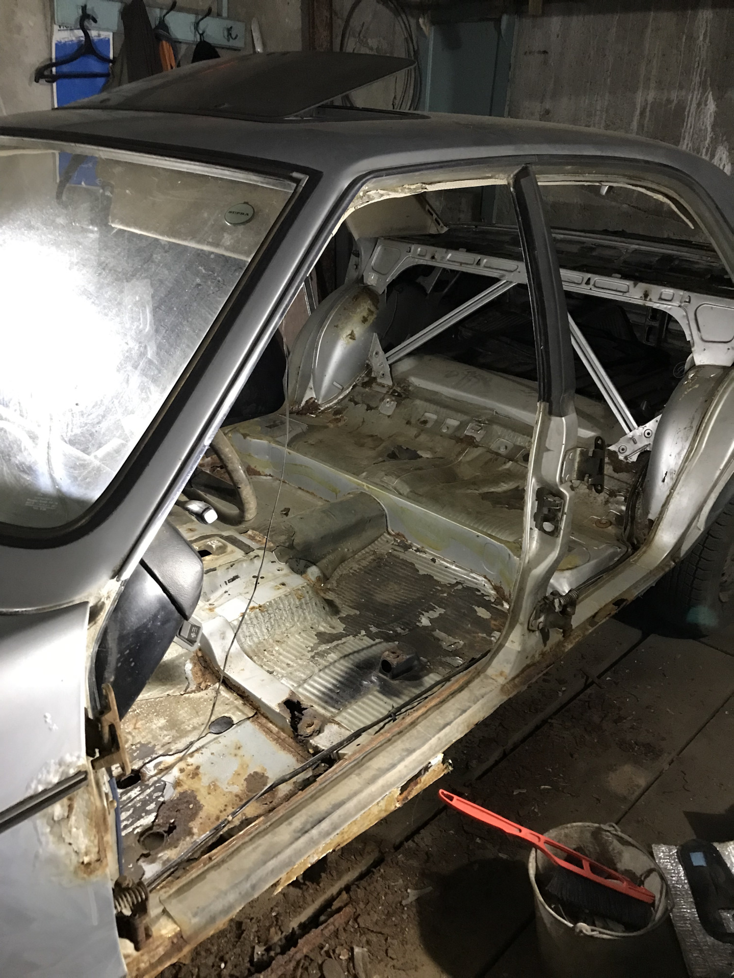 Разбирать подготовить. Ford Granada капот
