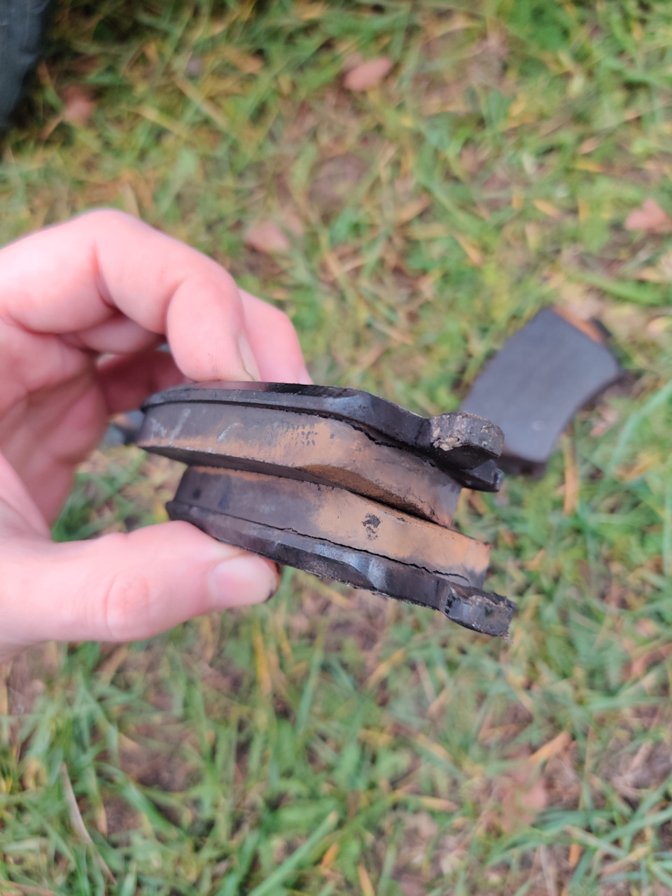 Это на обоих сторонах. Отслоение колодки от накладки более чем на половину. — Volkswagen Passat B7