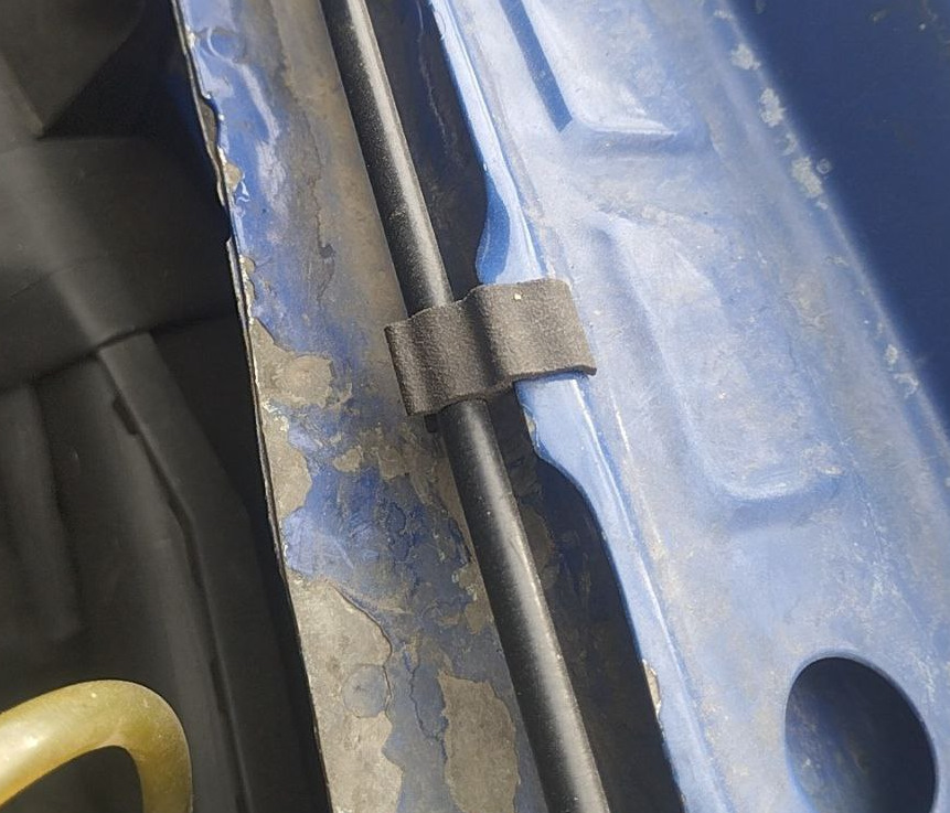 Фиксатор тросика капота бора/гольф 4 — Volkswagen Bora (1G), 2,3 л ...