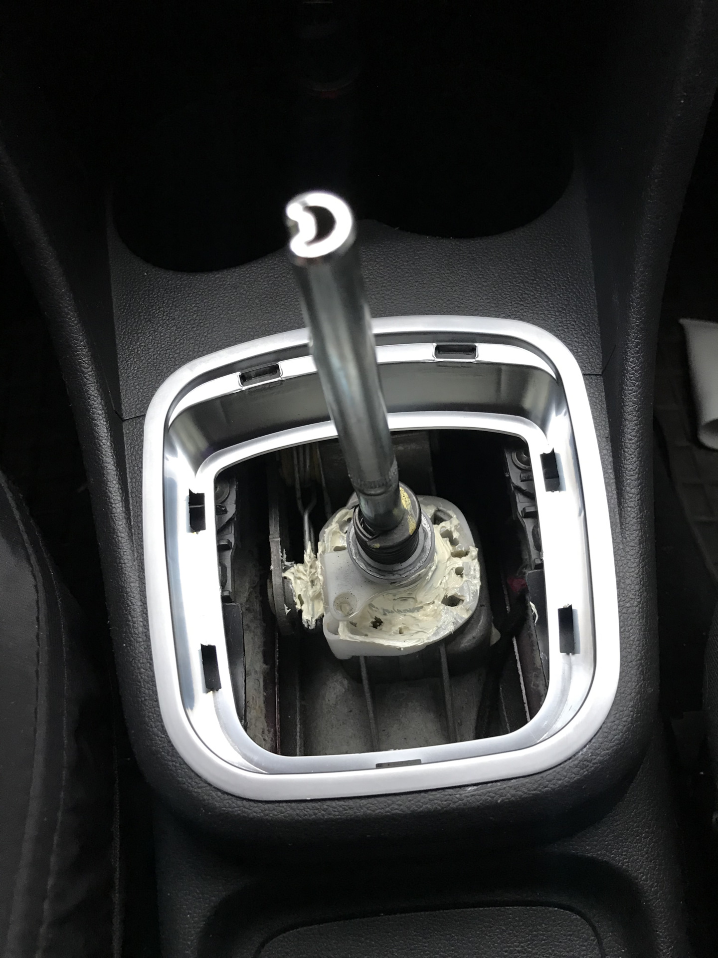 Как снять ручку акпп рапид Замена Рамки, Кожуха и Ручки КПП - Volkswagen Polo Sedan, 1,6 л, 2011 года своим