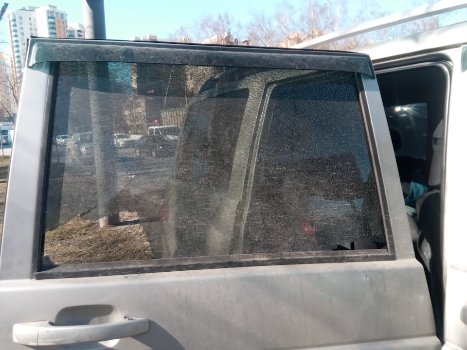 Замена стекла задней двери — УАЗ Patriot, 2,7 л, 2015 года | своими ...