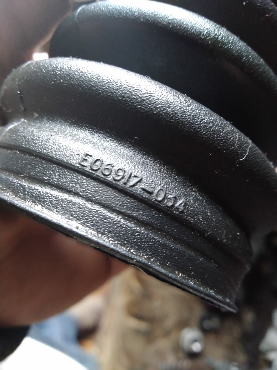 Фото обозначений оригинального пыльника №2 — Rover 400 Mk2