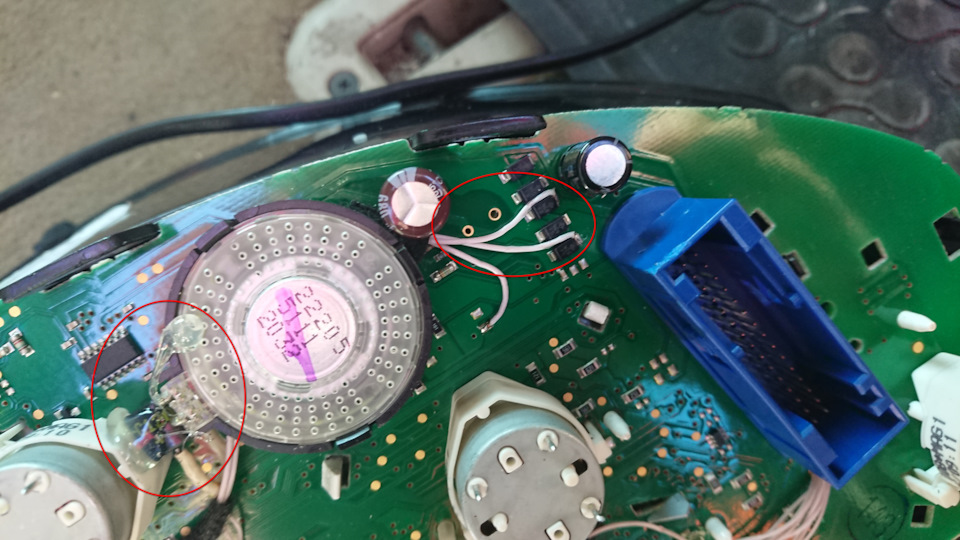 Сопли клея слева. Справа провода на диодах, где +12 В и IGN были перепутаны. К сожалению, после переделки получился перехлест проводов. — Ford Galaxy (Mk II)