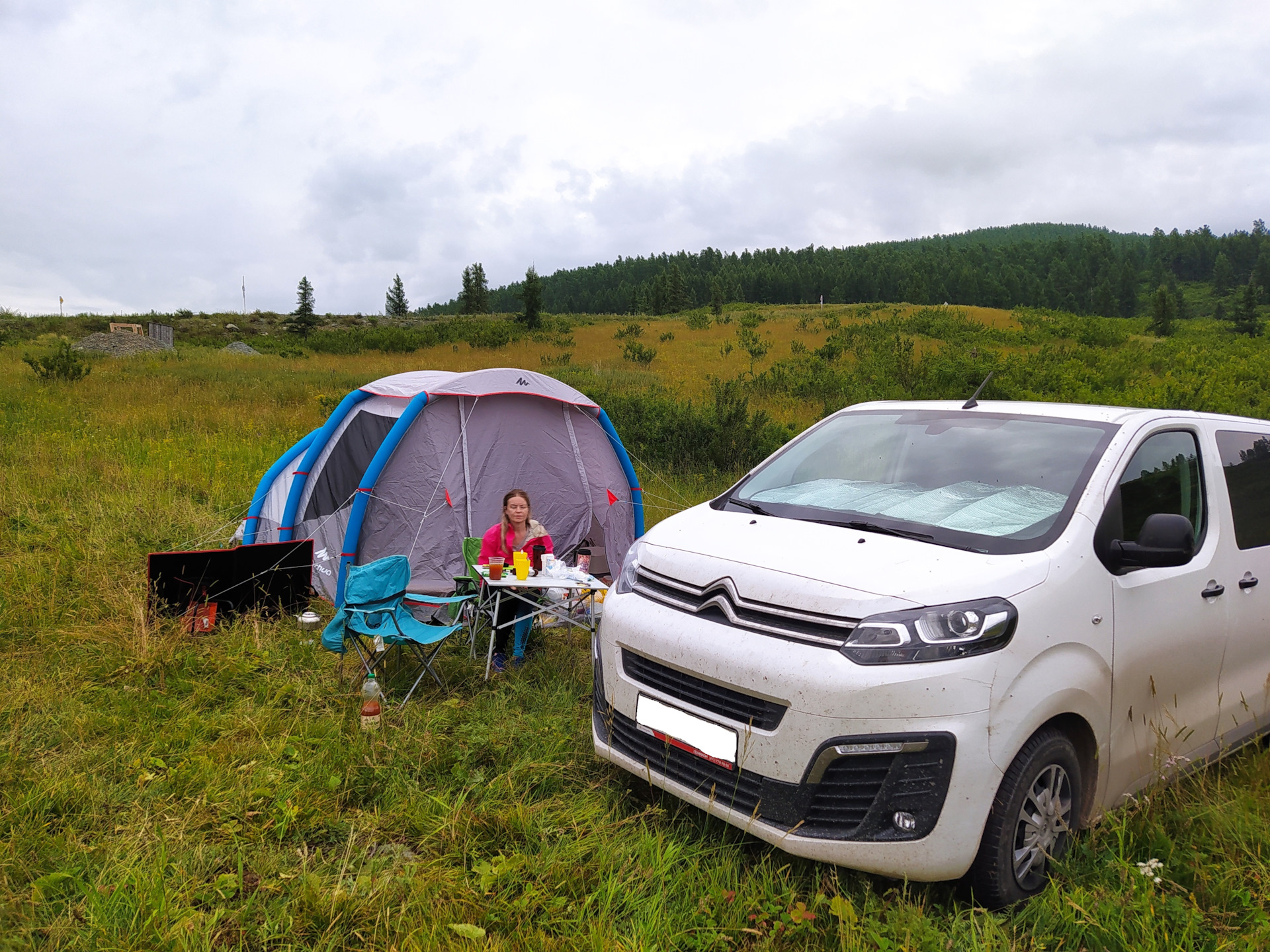 креативная реклама туристического агентства. люди в путешествии. большое летнее путешествие. бора бора пляж девушки. большое летнее путешествие.