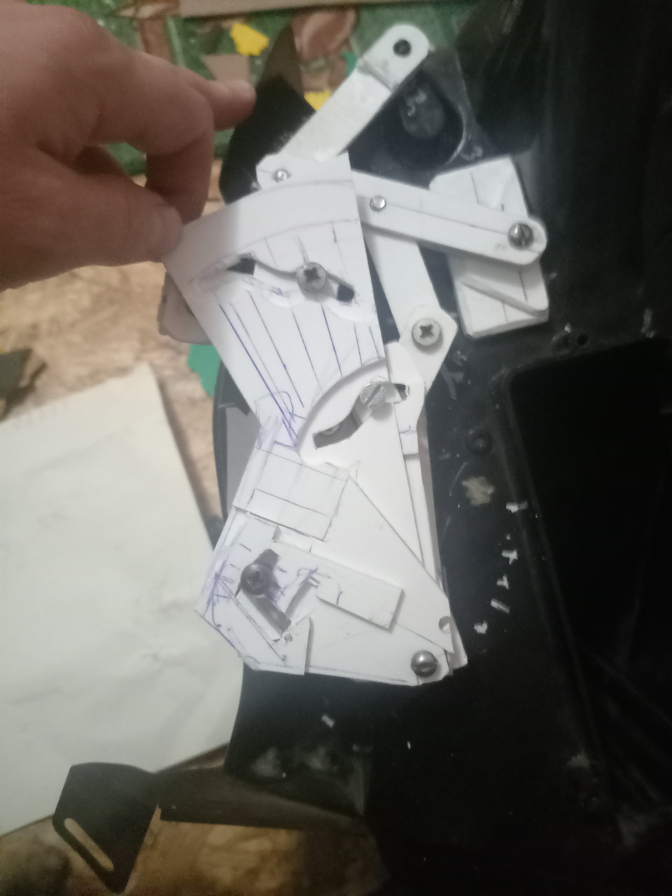 ГС поворачивается на 1/4 своего хода. Заслонка грудь/ноги приподнимается открывая поток в ноги, заслонка в ноги открыта, заслонка на лобовое закрыта. — Lada 2120 Надежда