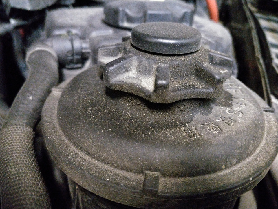 Выдавливает масло из под крышки жидкости ГУРа. — BMW X5 (F15), 3 л ...