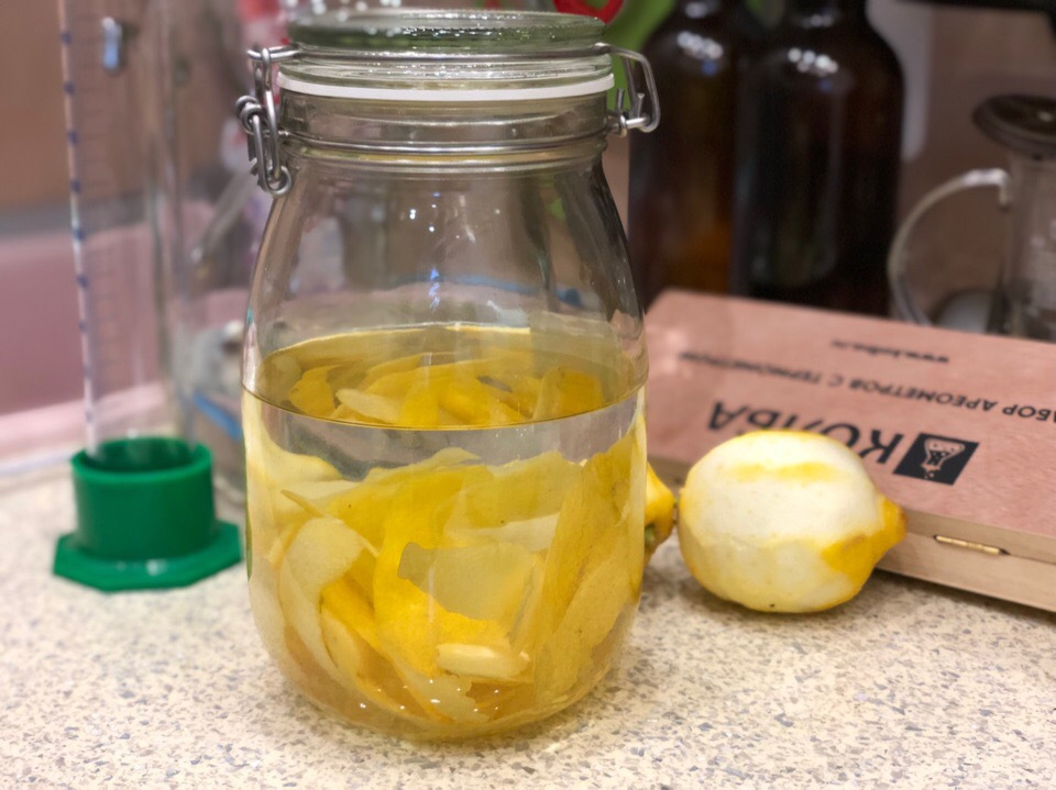 Приготовление лимончелло в домашних условиях. Лимончелло 5 литров. Лимончелло на самогоне. Лимончелло 70 градусов.