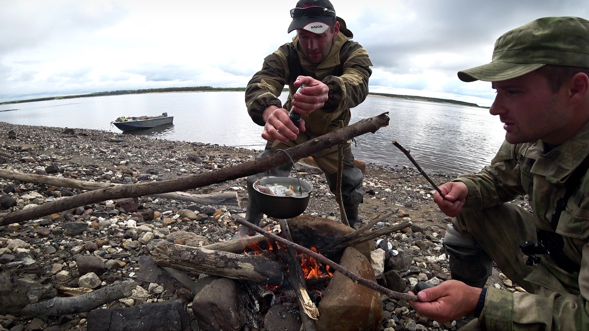 Охота и рыбалка на севере видео. Река Печора рыбалка. Уха на рыбалке. Рыболовство на Печоре. Плотва на костре.