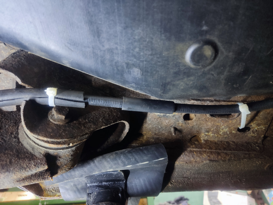 Прокладка троса, слева. — Ford Fusion