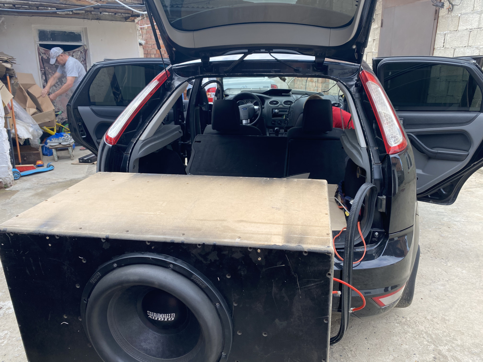 Subaru forester sh сабвуфер. Снять саб. Снять саб. Сабвуфер в киа рио 3 хэтчбек. Subwoofer.