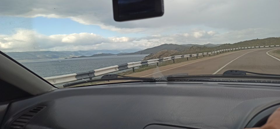 На подъезде к селу Сахюрта, виды на озеро Байкал. — Mazda 323 IV
