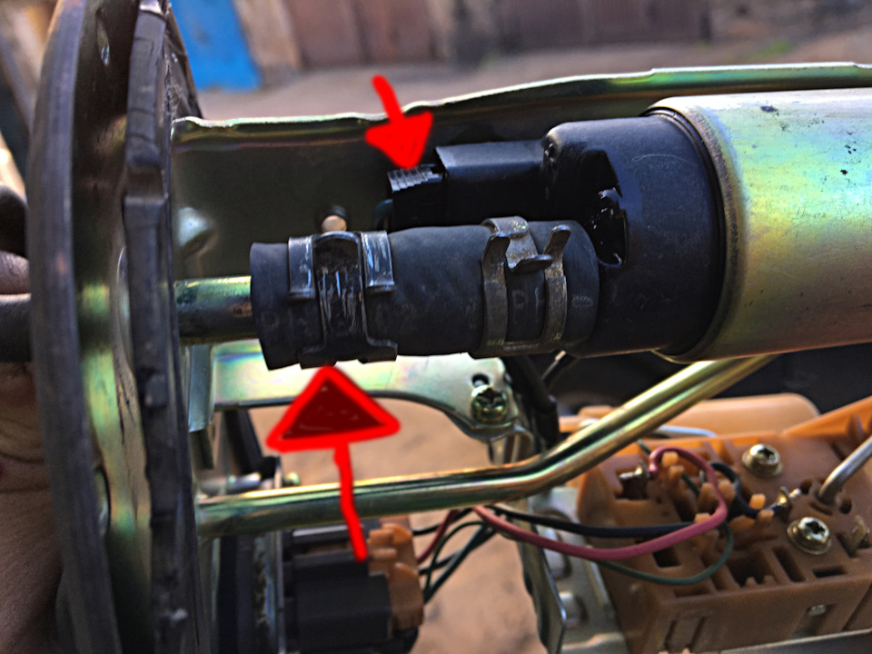 Сдёргиваем фишку, зажимает и сдёргиваем хомут с патрубка и отодвигаем его вверх, вытаскиваем насос, всё просто. — Toyota Vista (40)