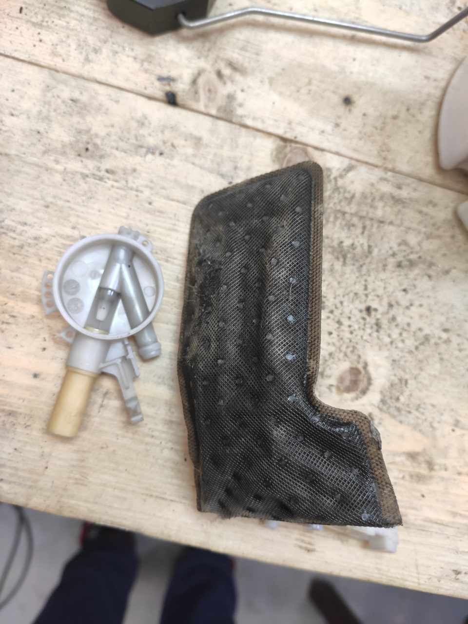 Замена датчика уровня топлива — Volkswagen Passat B6, 1,8 л, 2008 года ...