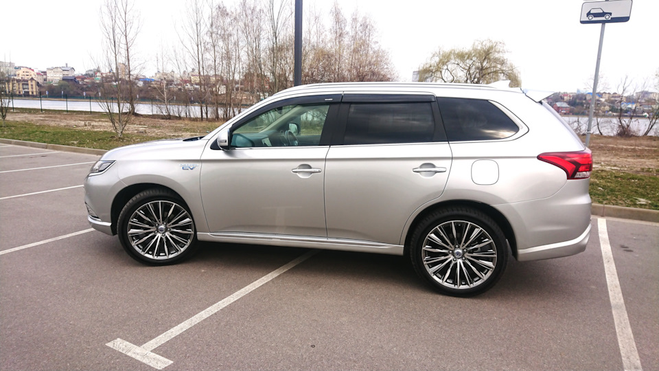 Примерка Rays Versus Stratagia Vouge R20 Mitsubishi Outlander PHEV ...