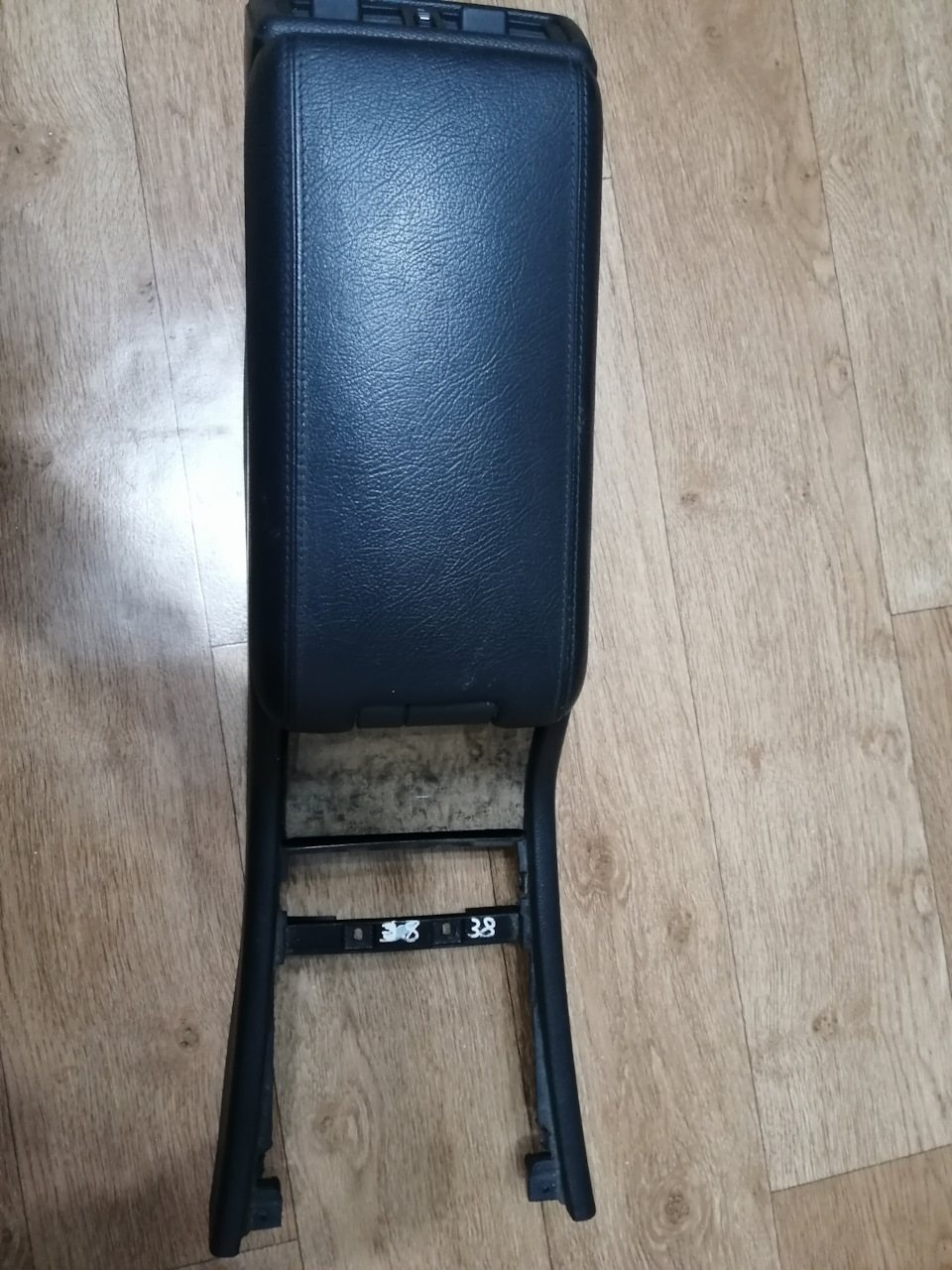 Авто с двумя телефонами в подлокотнике HCH99WRjNgyMmaZwB14MBouEe0 960