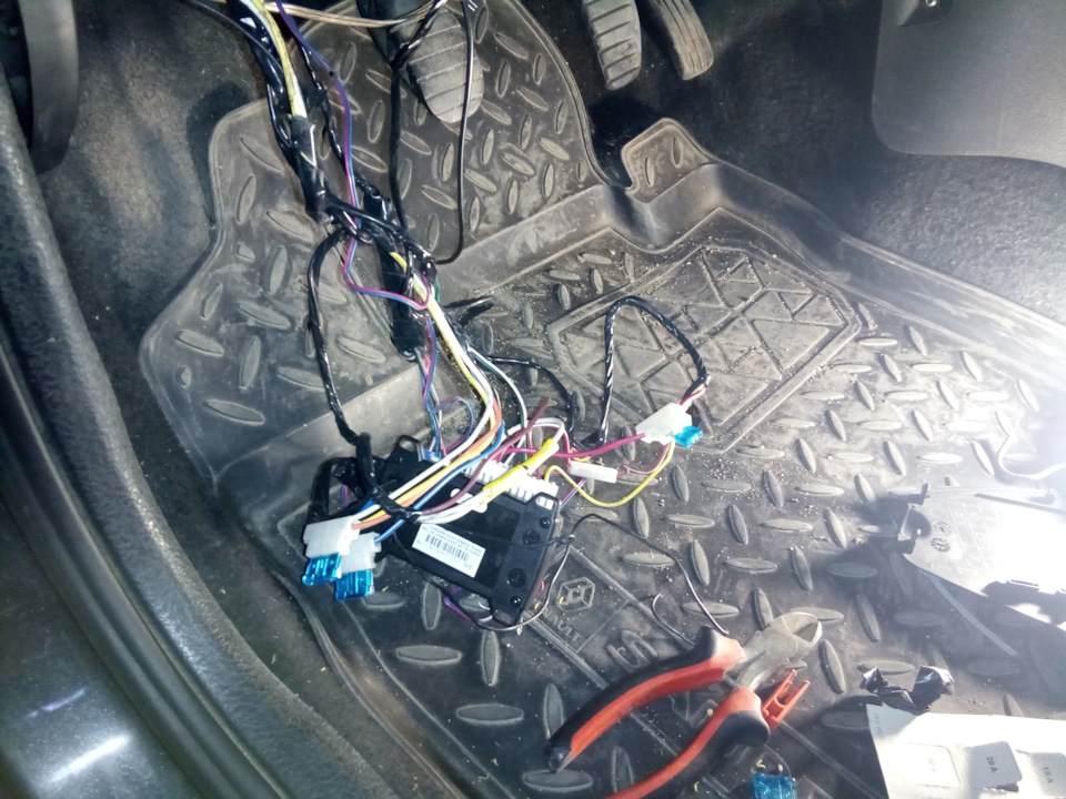 Рено логан электропроводка бокового указателя поворота. Рено логан 1. Не работает поворотник на рено. 15 пин разъема абс рено дастер. Реле поворотников меган 2.